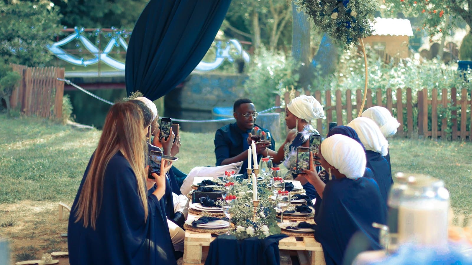 Amies réunies autour d'une table dressée dans un jardin
